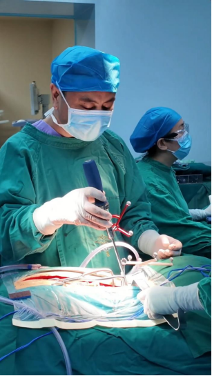 Dr. Chen Yuanze performing robot-assisted spinal correction surgery in the operating room at Chongqing HYGEIA Hospital
