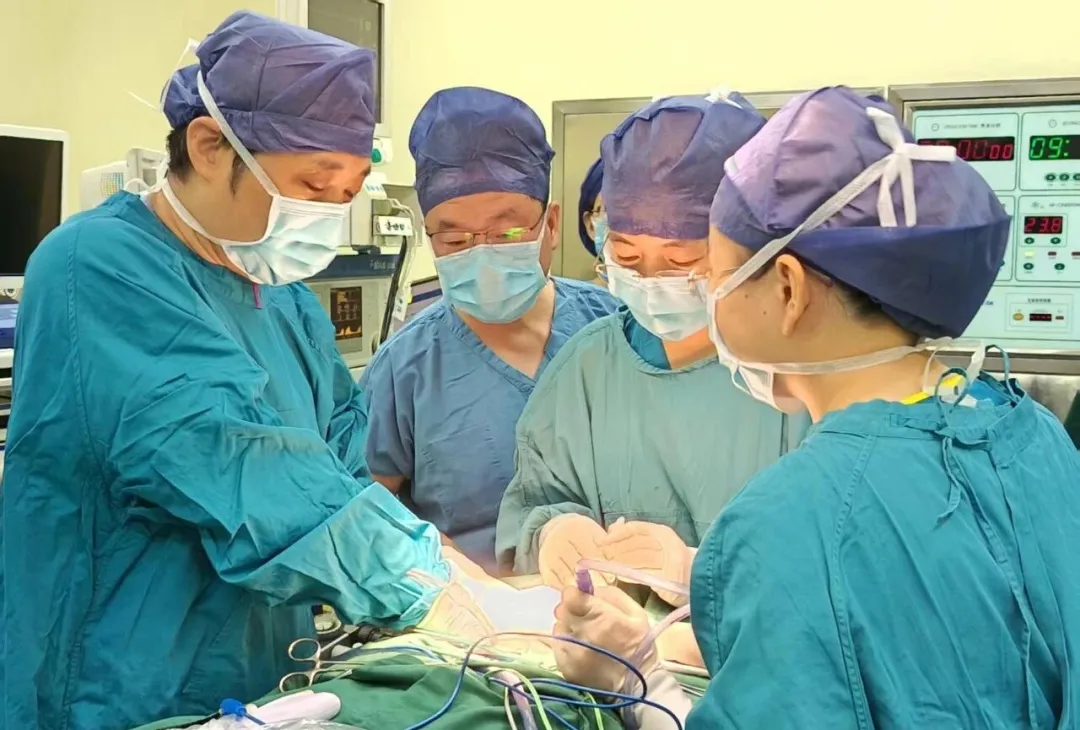 ENT surgical team performing CHEP laryngeal cancer surgery at Xi'an Chang'an Hospital
