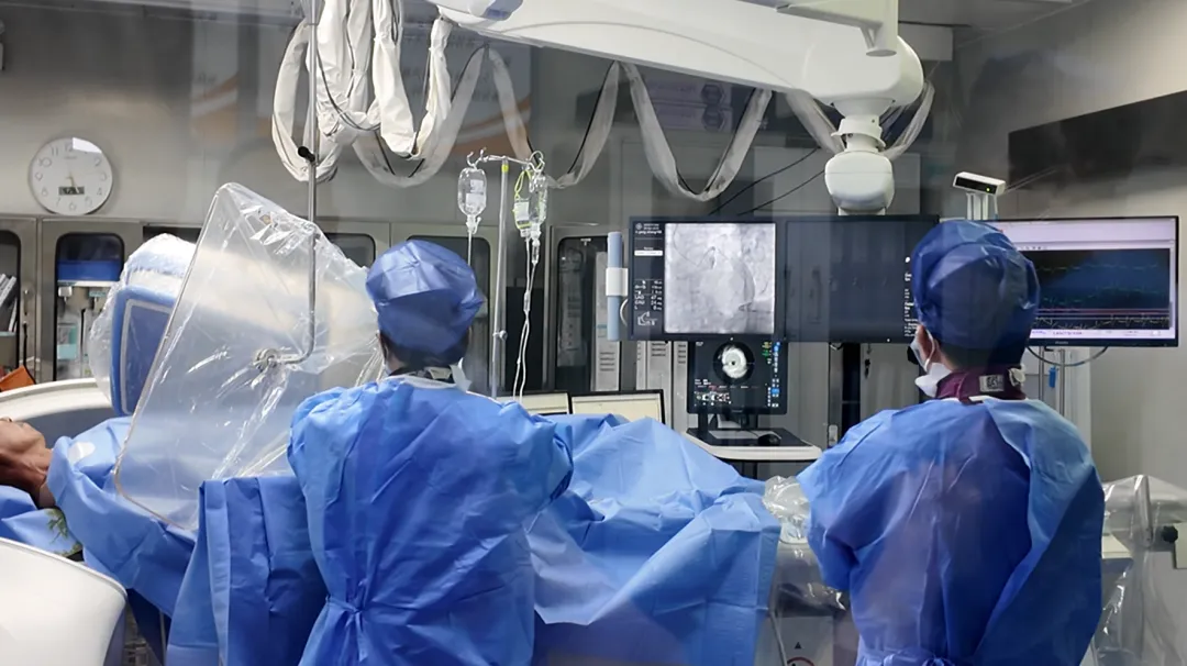 Cardiovascular team performing Northwest China's first 6th-generation stent implantation at Xi'an Chang'an Hospital