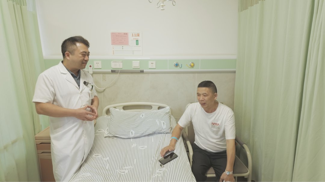Mr. Yang talking with Dr. Luo Kuo in the ward at Chongqing HYGEIA Hospital
