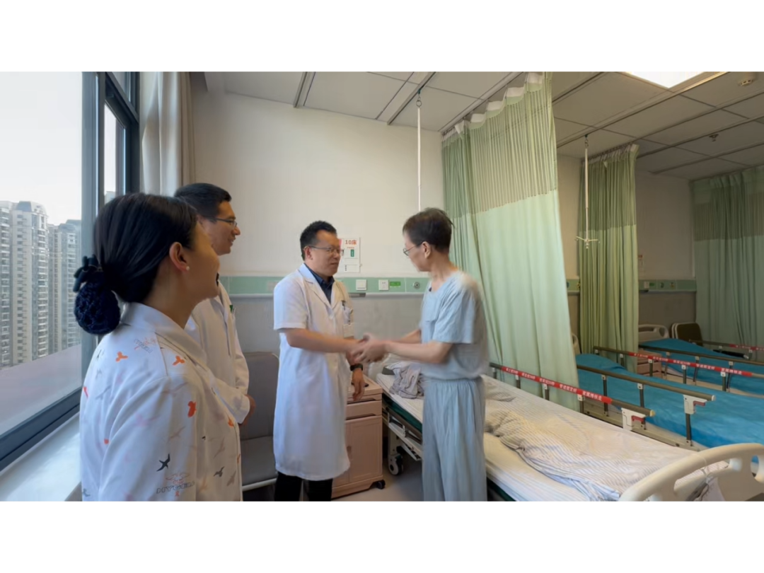 Dr. Zhang Jinshun and his team on ward rounds with Mr. Lin at Chongqing HYGEIA Hospital