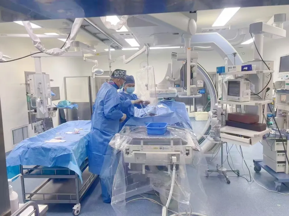Interventional radiology suite at Chang'an Hospital during emergency splenic artery embolization