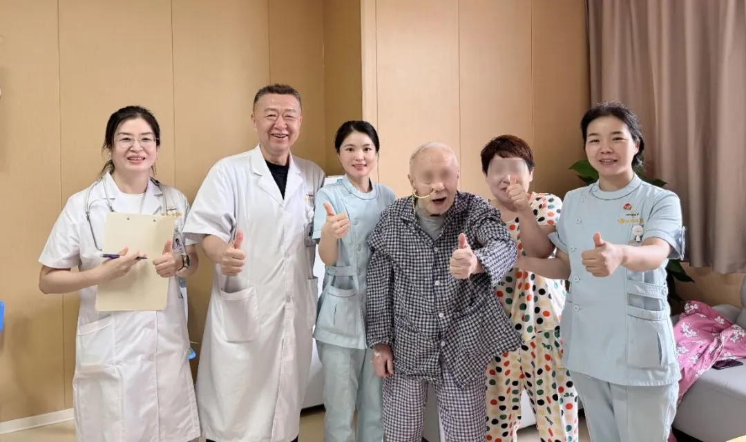 An 86-year-old patient giving a thumbs-up with the oncology care team of Chang'an Hospital