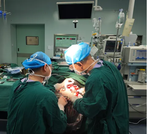 Chongqing HYGEIA Hospital operating room — Dr. Tong Jianguo and Dr. Huang Shaokuan leading the emergency craniotomy team